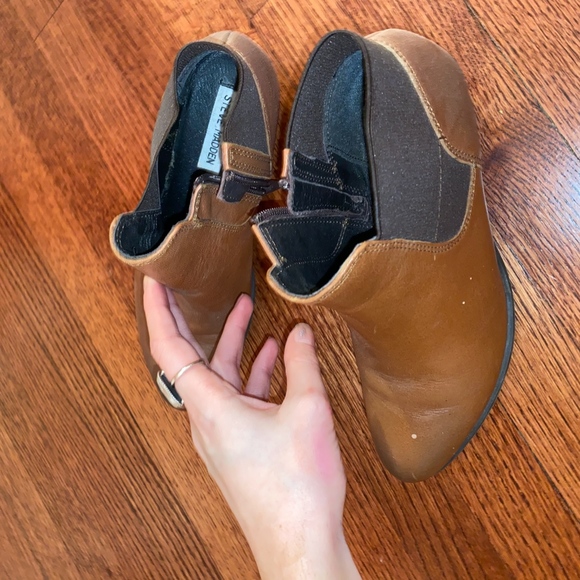 Steve Madden Leather Chelsea Boots - Picture 2 of 3